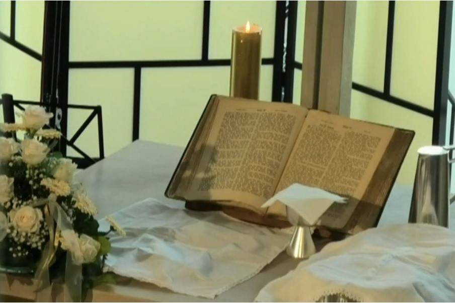 Symbolbild Abendmahl: Altar mit Bibel, Kerze, Kelch