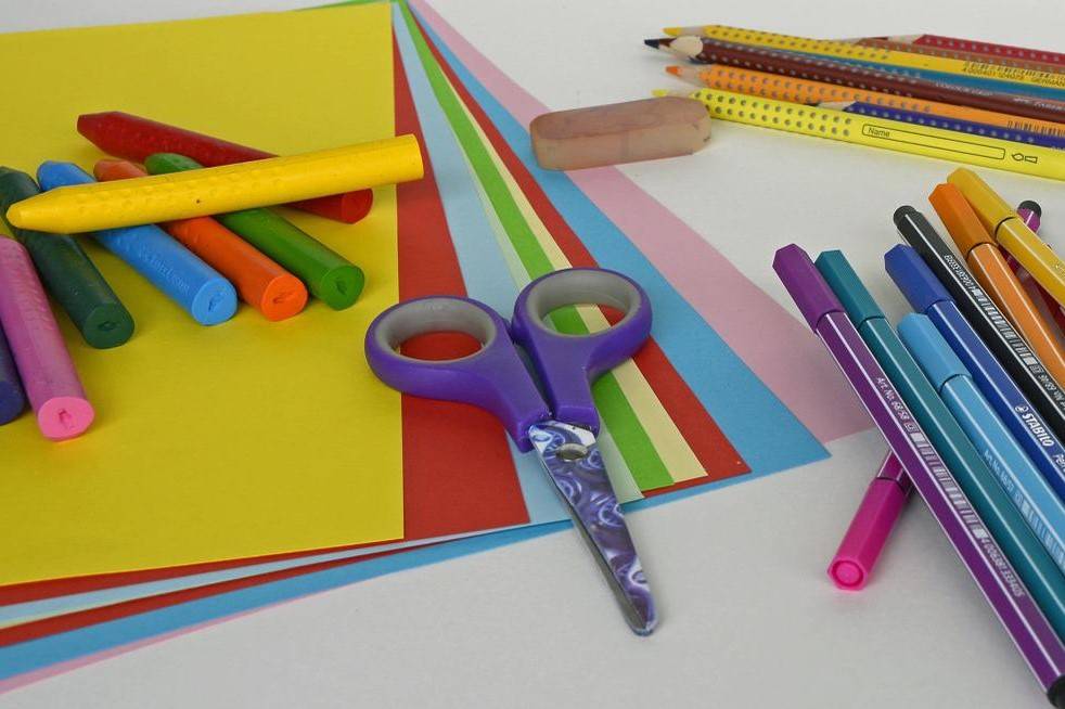 schere, buntes papier, bunte stifte